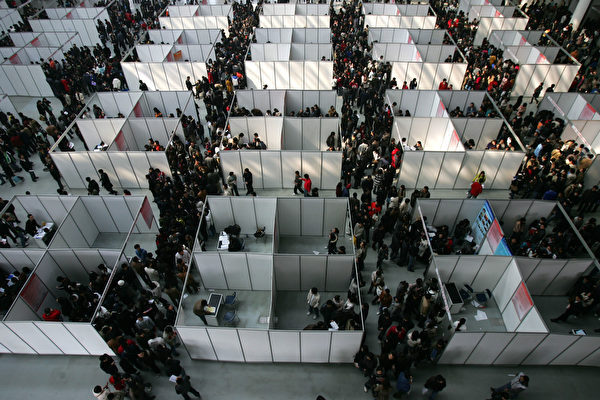 中国大卒者数、過去最高の820万人、当局「失業率上昇の恐れ」
