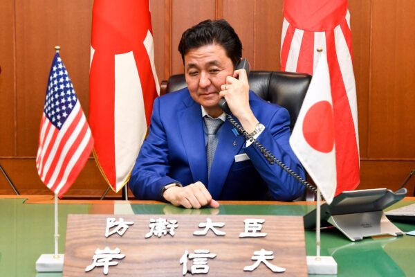 岸防衛相、米オースティン国防長官と電話会談　日米同盟強化を確認、燃料タンク投棄で申し入れも