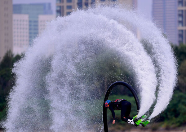 【写真】水上でフライボードを楽しむ＝遼寧省