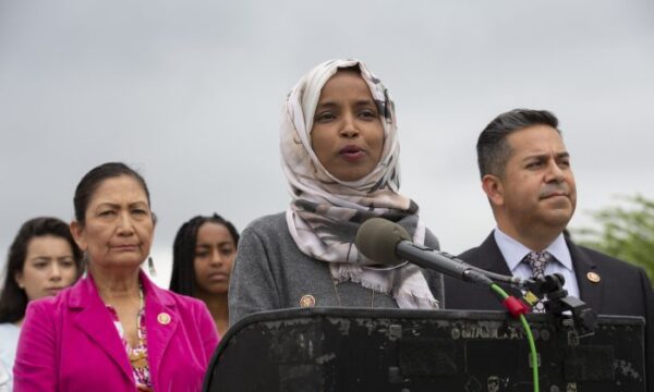 トランプ氏「米国で幸せになれないなら出ていけば」移民系女性議員の口撃に反応