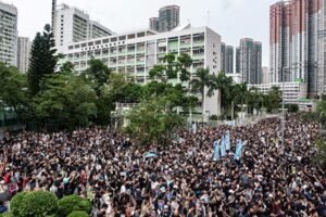 香港で大規模ストライキ　170の便欠航、地下鉄で混乱