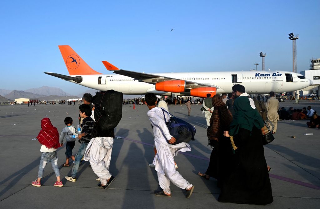 ＜動画と写真＞混迷のアフガン　空港に殺到する人々