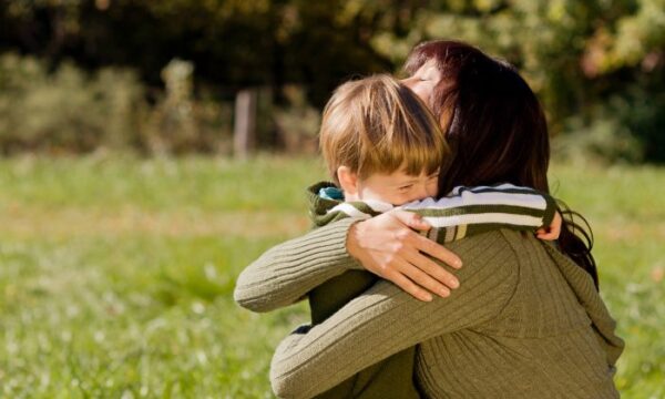 学校に遅刻した少年、学食で一人ぼっちの写真がSNSに投稿