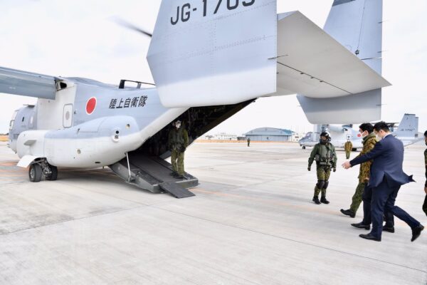 岸防衛相、「日の丸」オスプレイに初試乗　「高度に安定した飛行」と評価