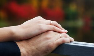 小人症の男性と結婚した女性　夫婦の4周年記念にSNSで心温まる話を