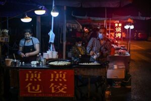 中国、取り締まる対象の「露店」を奨励へ　景気回復の対策に