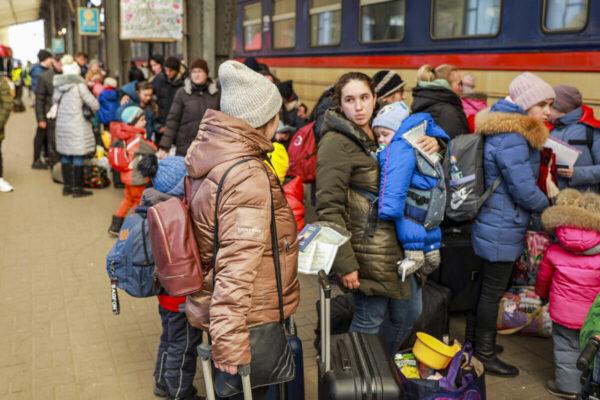 ウクライナ難民350万人超、大多数が女性と子供　人身売買の懸念も