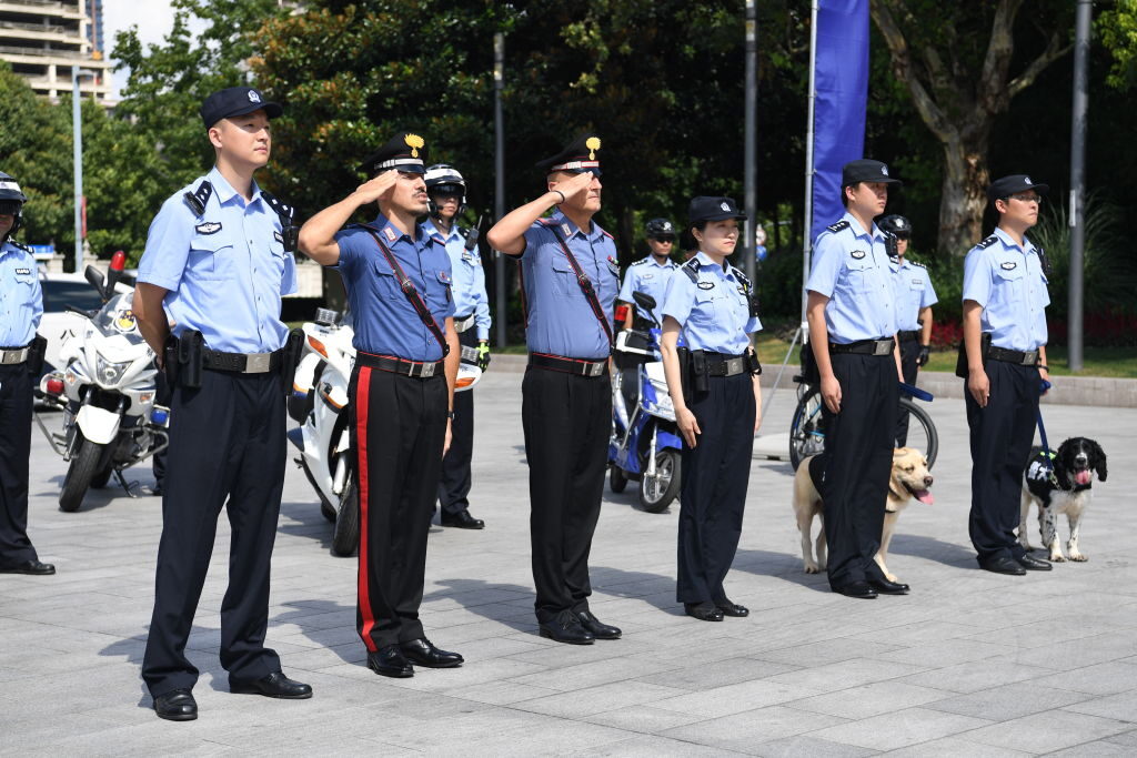 中国警察が歩くセルビア　増加する中国人観光客「安全確保」を名目に