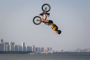 【写真】スポーツ愛好者が自転車のまま東湖に飛び込む