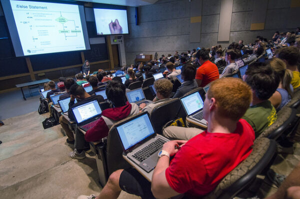 教室はネットカフェじゃない　PCスマホを禁止する教員が増加＝米