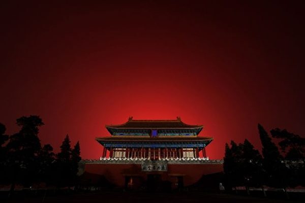 中国、新型肺炎に続く新たな危機「バッタの大量襲来」