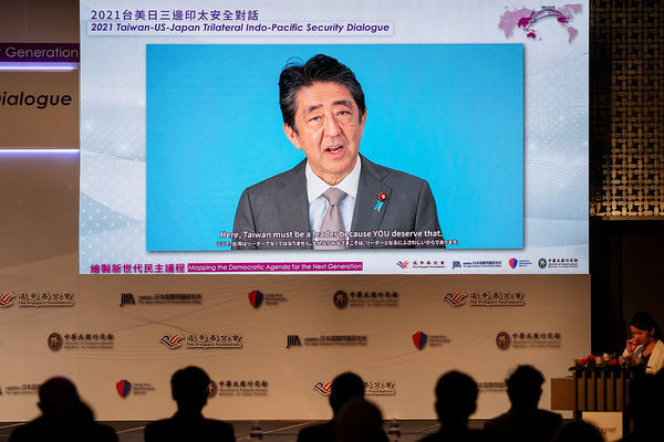 弱さは挑発を招く….中共の威圧に対し自衛強化を＝安倍元首相、日米台フォーラムで基調講演