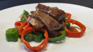 ステーキ肉でワンランクアップのチンジャオロースー