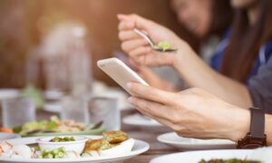 食事中にスマホをいじる息子　父親がとった行動は？