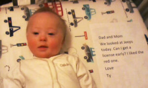 孫の子守りをしていた「ローテク」おじいちゃん　意外な才能を発揮