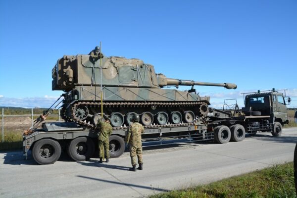 戦車、自走砲続々と…九州に機動展開　陸幕長「迅速かつ整斉円滑」と評価