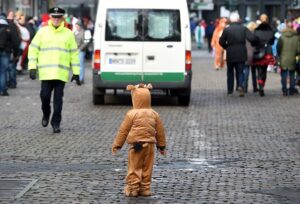 父を亡くした男児の初登園に大勢の警官　「いつも見守っているよ」