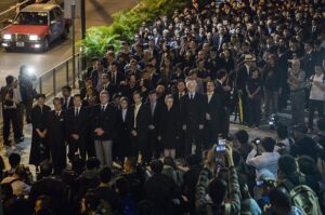 戦車で香港の立法と司法制度を侵した！　香港法曹界2000人が無言の抗議デモ