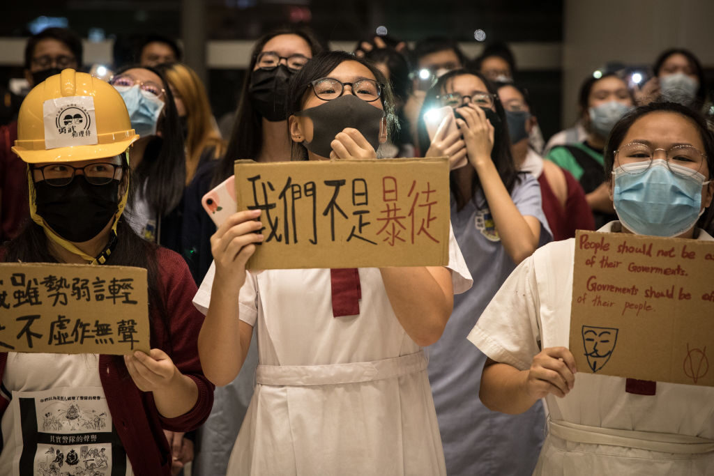 香港警察が過剰な暴力 骨折や失明した市民も＝アムネスティ報告