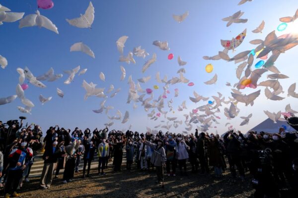 ＜写真＞祈り　東日本大震災から10年