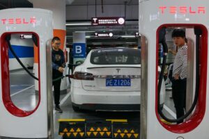 中国を走る電気自動車、位置情報など政府管理のデータセンターに送信