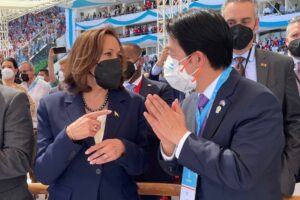 台湾の頼清徳副総統、米ハリス副大統領と短い会話　ホンジュラス大統領就任式で