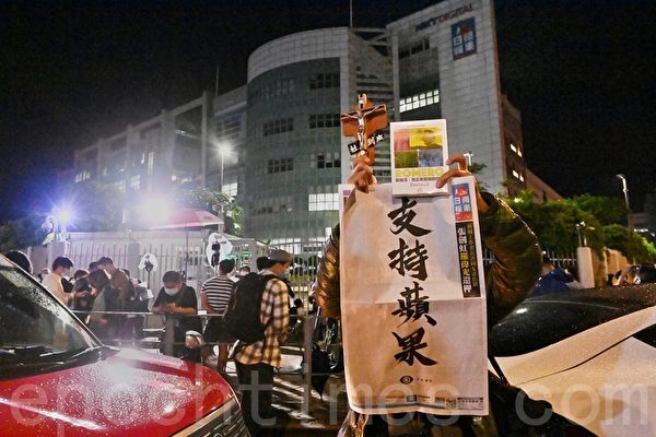 【写真】蘋果日報、26年の歴史に幕　最後の新聞に市民らが長蛇の列