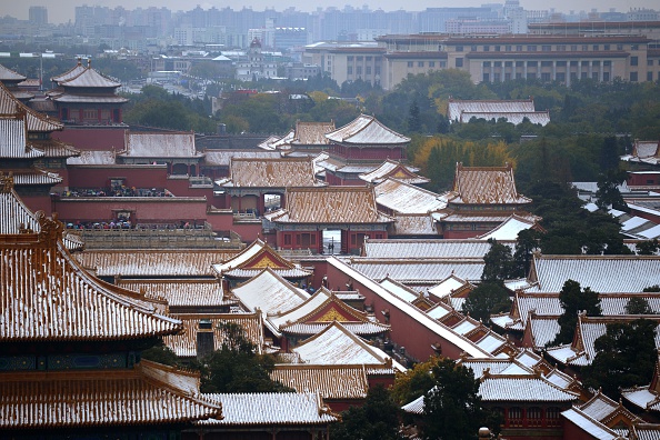 【写真】中国大陸のひとコマ　北京で初雪　ガラスの橋でヨガ