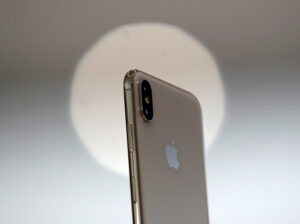 長時間労働、素手で有毒品…中国iPhone工場に米人権団体が潜入調査