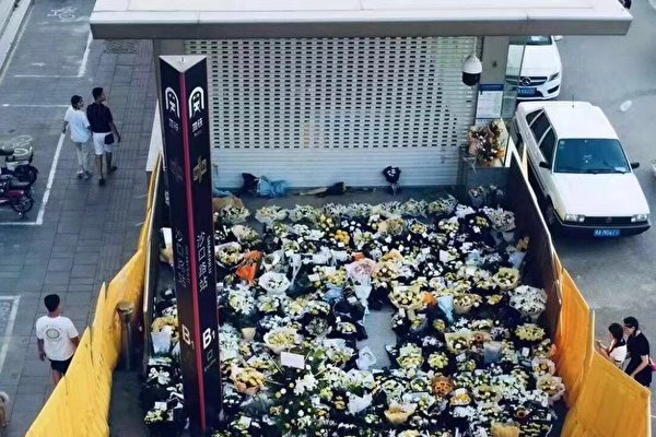 鄭州の洪水、地下鉄出口の献花にフェンス　抗議の市民が連行される