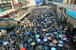 香港警察が男子高校生の胸部に発砲、重体