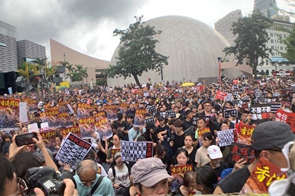 「香港加油」中国出身漫画家のポスターが大人気