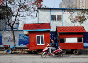 【写真】中国大陸のひとコマ　メロン畑を望む小屋　マタニティ・ヨガ