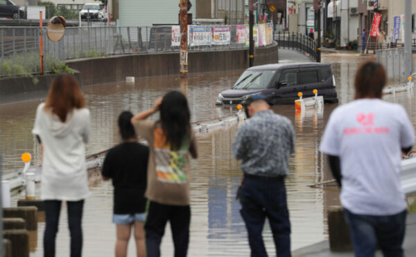 西日本で猛烈な雨　160万人に避難指示　8日まで前線停滞