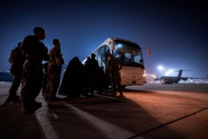 カブール空港でIS系の攻撃情報、西側諸国の退避活動さらに困難に