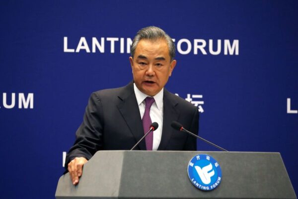 国際社会はタリバンを「導く」べき、中国外相が米国務長官と電話