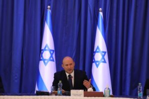 イスラエル首相がエジプトを10年ぶり公式訪問、シシ大統領と会談