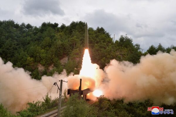 北朝鮮ミサイル、EEZ内への落下は深刻な脅威＝加藤官房長官