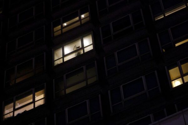 新型コロナ流行で不安症とうつ病増加、女性と若者で顕著＝研究