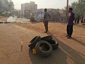 軍が実権掌握のスーダン、通信寸断　市民生活に深刻な影響