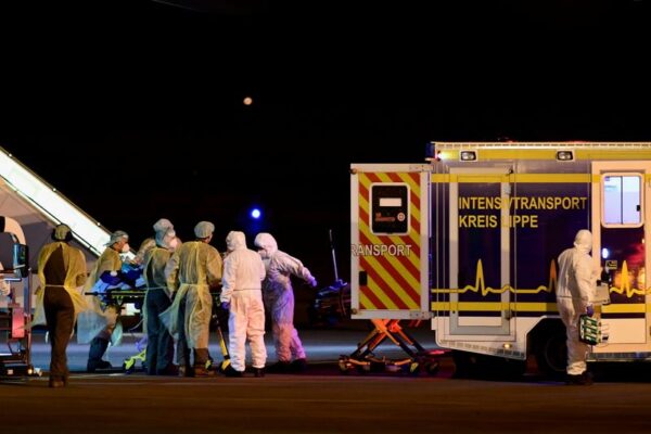 欧州、アフリカからの入国制限相次ぐ　南ア新変異株への対応強化