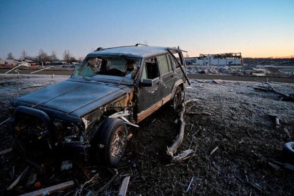 米竜巻被害、死者100人超の可能性　救出活動続く