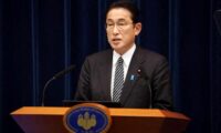 年末年始の帰省、オミクロン株の動向踏まえ慎重に検討を＝岸田首相