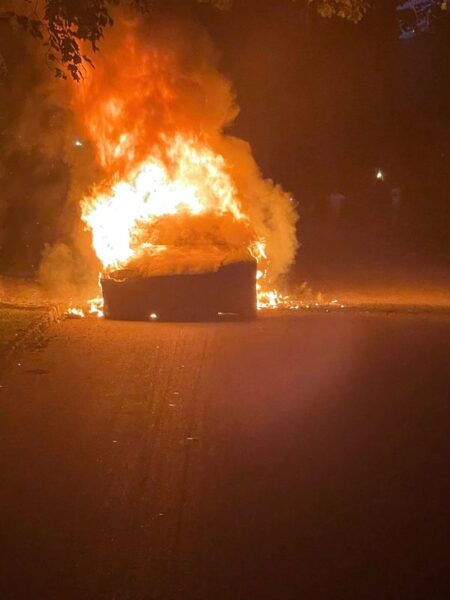 テスラ新型「モデルS」、米国で運転中に発火＝所有者の弁護士