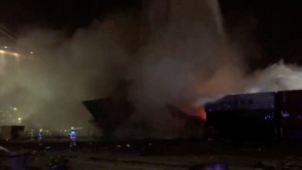ドバイの主要港で船舶の積み荷が爆発、当局が消火作業中