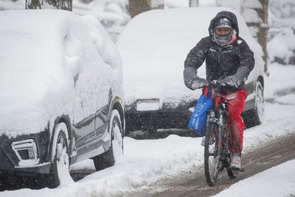 米東部に大雪、休校や欠航などの影響