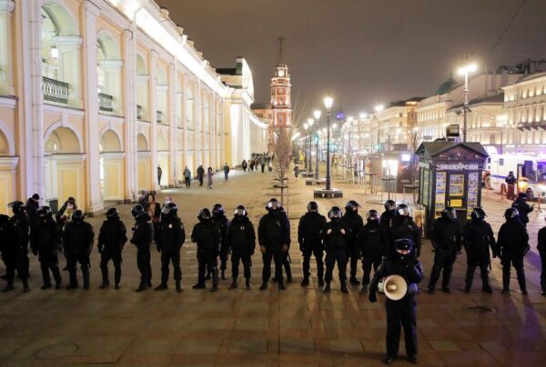 雪に書いた反戦メッセージで有罪、ロシア市民に広がる自主規制