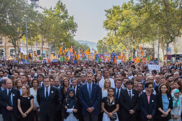 【写真】スペイン反テロ行進「私は恐れない」50万人　王も参加