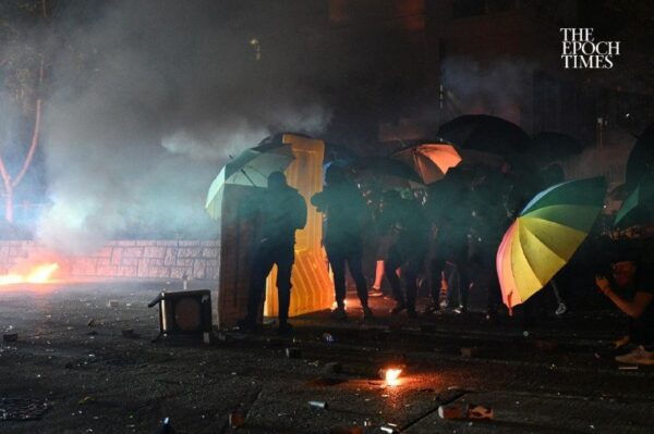 自動小銃、スタングレネード、音波大砲　香港警察が理工大への攻撃に兵器投入