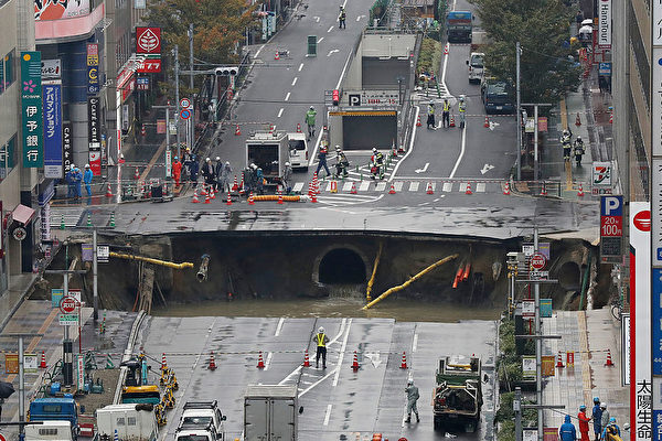 福岡市地下鉄工事　道路に大規模な陥没